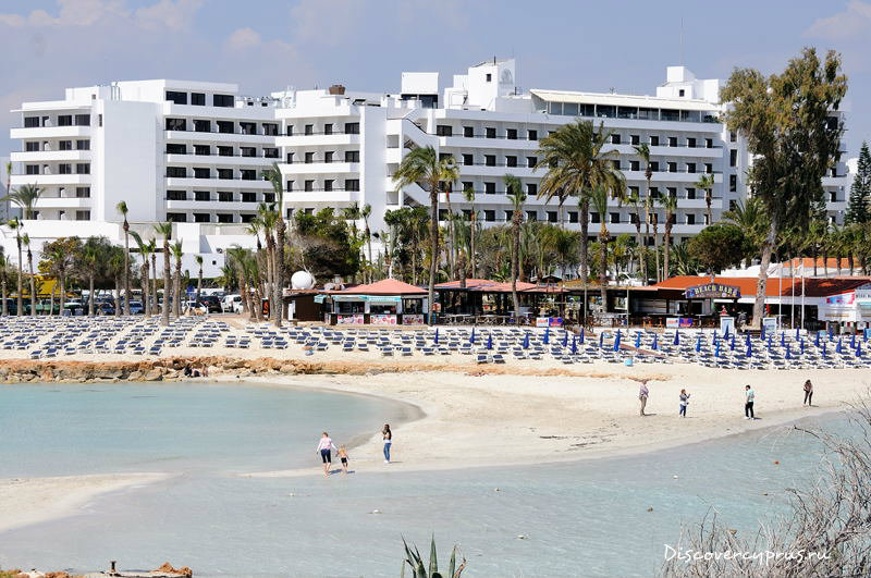 Лучшие достопримечательности Кипра - пляж Нисси Бич в Айя Напе