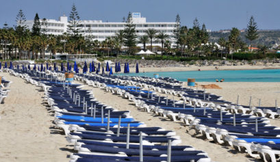 сколько стоит шезлонг и зонтик на пляжах Кипра