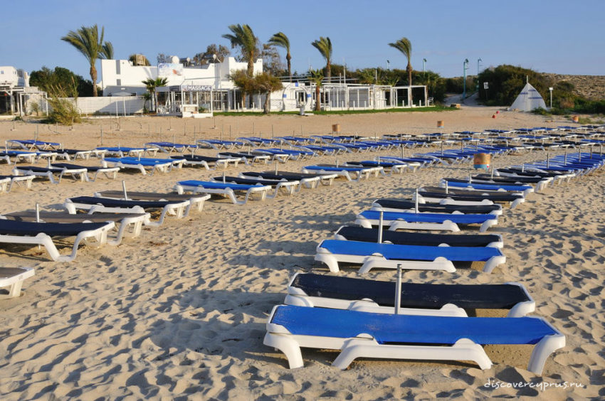 сколько стоит шезлонг и зонтик на пляжах Кипра
